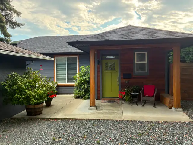 Private, Like-New, Carriage House - 2 beds, 2 baths