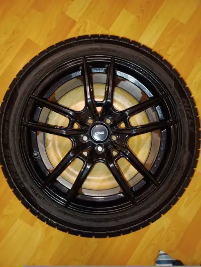 Konig Myth 17 x 8 , 5 x 100 et 43 gloss black Pneus Hifly 245/40 r17 pour ete