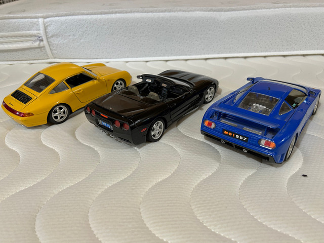 Lot de 3 Diecasts Bburago 1/18 - Porsche, Corvette, Bugatti  dans Jouets et jeux  à Sherbrooke - Image 2