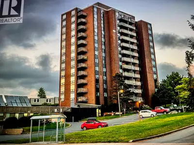 Welcome to a bright ,clean ,beautiful condo in a secure well maintained ,clean building . Spectacula...