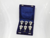 Six coupes en argent dans un coffret de velour bleu cobalt