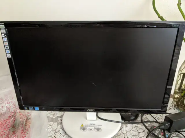 AOC e2043F 20'' 900P 60Hz monitor in Monitors in Oshawa / Durham Region - Image 2