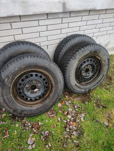 Lot de 4 roues sur rims en acier. 235/70/R16, Pneux d'hiver à crampons