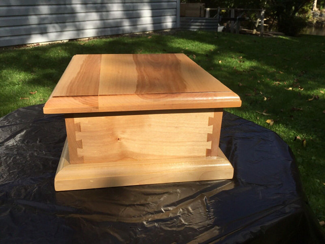 Cremation Box (URN) in Arts & Collectibles in Bedford - Image 4