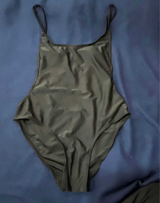 Swim suits (size : large) dans Femmes - Autre  à Région de Mississauga/Peel - Image 2