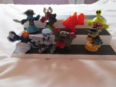 CES FIGURINES NE SONT PAS COMPATIBLE AVEC LE JEU VIDEO. WASH BUCKLER , ERUPTOR, FREE RANGER, RATTLE...