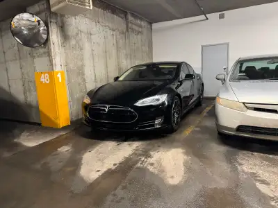 Luxury car, professional driver and flexible booking. Call or text to book. Voiture de luxe, chauffe...