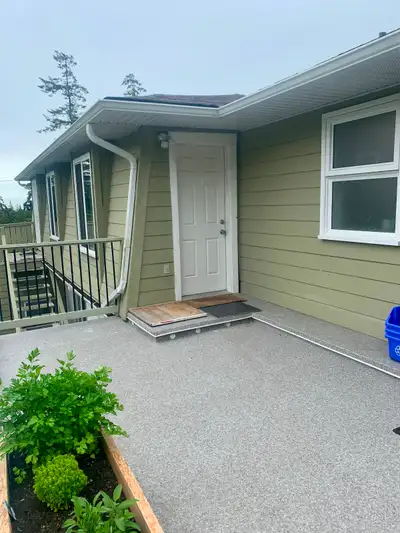 Available November 1st Upper Level 1 bedroom suite with separate entrance. Suits quiet person no smo...