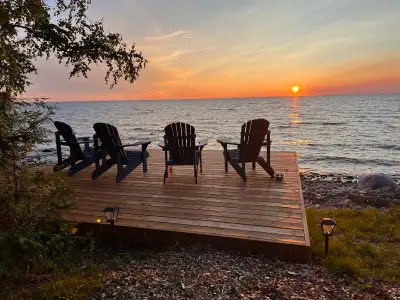 Waterfront cottage for rent weekly. 3 bedroom 2 bath. Master king with ensuite overlooking lake. Que...