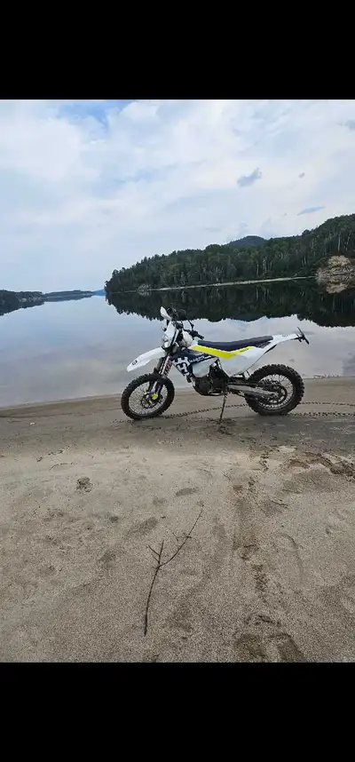 Blue plated road legal husqvarna 501cc it will need tires for safety. Stock bike 7500km 135hrs askin...