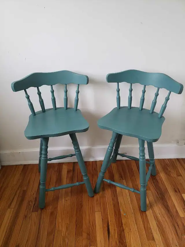 Gorgeous Refinished Solid Wood Aspen Valley Swivel Bar Stools in Chairs & Recliners in Kingston - Image 7