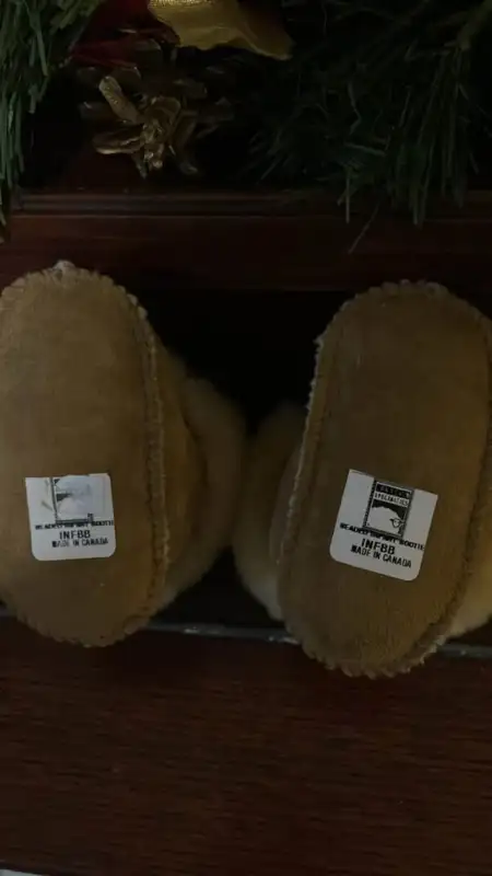 BRAND NEW BEADED INFANT HANDMADE BOOTIES/SLIPPERS WITH FUR MADE in Clothing - 0-3 Months in Gatineau - Image 3