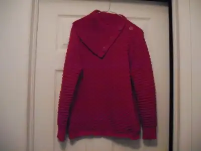 Chandail pour femme neuf grandeur small, couleur rouge. Milieu non fumeur. Voir mes autres annonces.