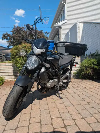 Suzuki SFV 650 Gladius ABS 2024 - Faible Kilométrage et top Case inclus. Kilométrage de 20 312 km. C...