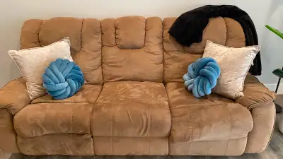 Three seater recliner couch, in great condition. Pick up only.