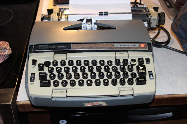 Vintage Smith Corona Electra 210 Typewriter in Arts & Collectibles in City of Toronto - Image 2