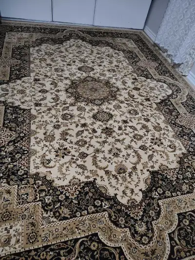 Carpet is very good and clean. It's saze 400cm and 300cm