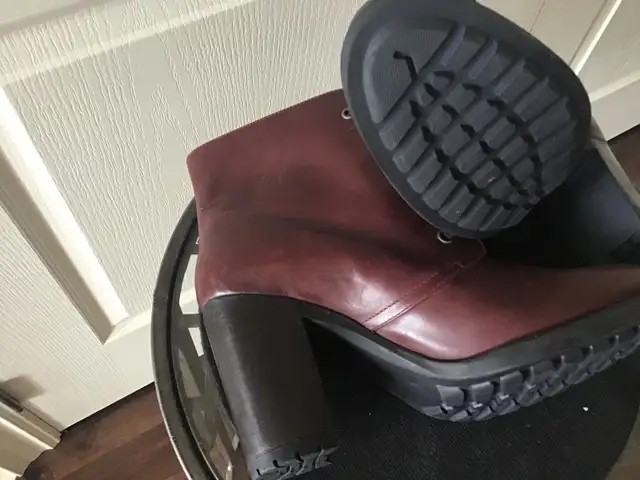 Burgundy Leather Ankle Boots in Women's - Shoes in Markham / York Region - Image 6