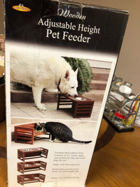 NEW Pet Store Wooden Adjustable Height Pet Feeder