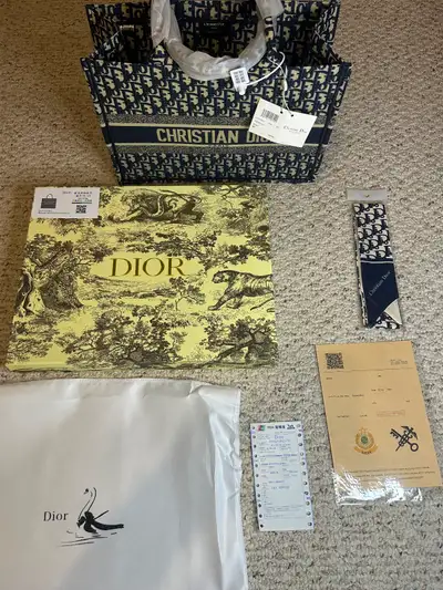 Brand new, never used, comes with dustbag/box, and fake receipt. Size: 14 inches wide X 11 inches lo...
