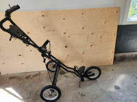 Chariot  (cart) pour sac de golf à  trois roues