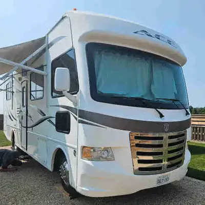 This Gas V10 RV is 29.1 ' & only has 66,000 miles on it, it has 6 seat belts & sleeps 8 with the abo...