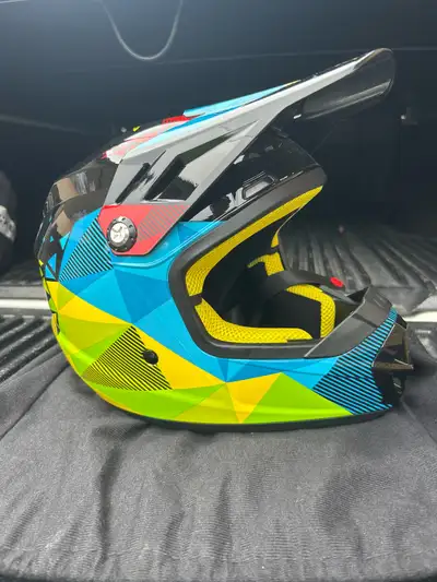 This is a junior DOT dirt bike helmet in excellent condition, ready for your little racer! The vibra...