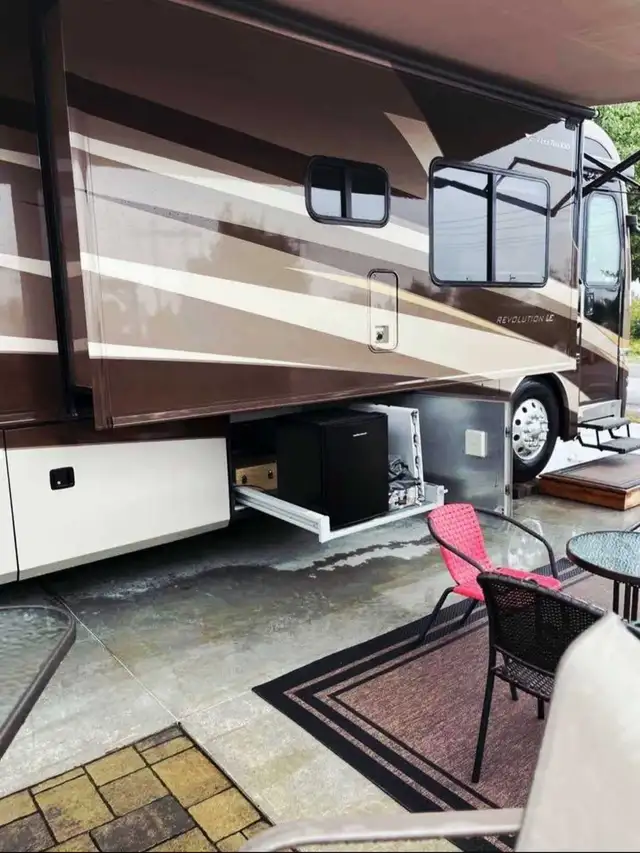 Fleetwood Revolution Diesel  in RVs & Motorhomes in Comox / Courtenay / Cumberland - Image 3