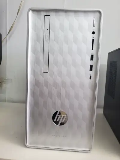 Petit ordinateur Hp pratiquement neuf!!!!!!!!! Modèle : Hp Pavilion 59-p0049 Processeur : AMD Ryzen...