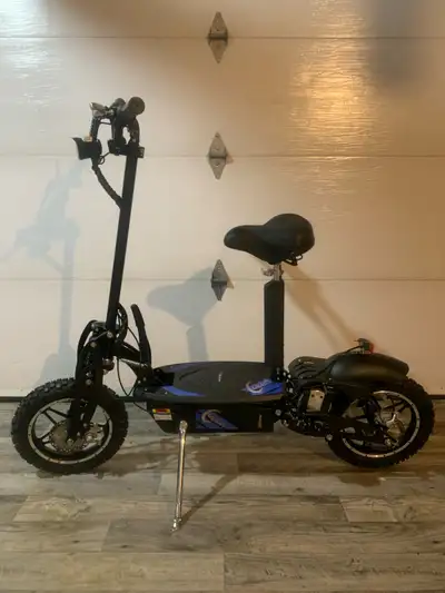 Brand new rosso cobra 1000 watt electric scooter. Max speed is 28 km/h. Front an rear light. Good fo...