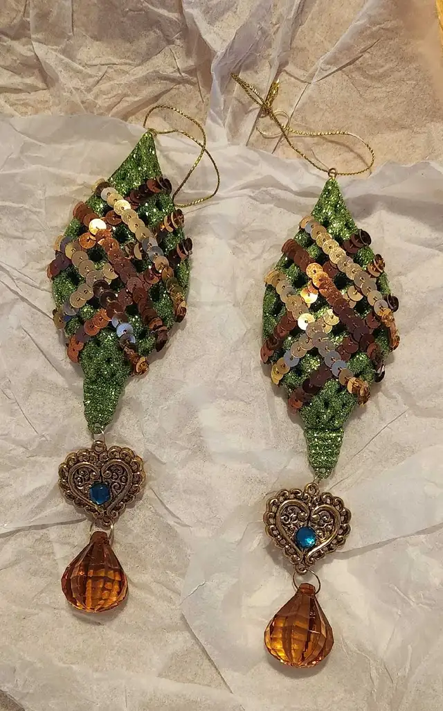 Two Christmas ornaments in Holiday, Event & Seasonal in Ottawa - Image 2