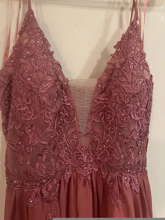 Betsy & Adam Women's Deep V Sequin Gown, Mauve sz 8 in Women's - Dresses & Skirts in Mississauga / Peel Region - Image 3