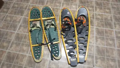 deux paires de raquettes en bonne état, View more
