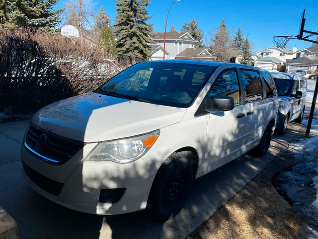 2010 Volkswagen Routan Minivan  in Cars & Trucks in Calgary - Image 3