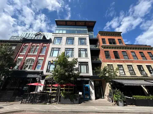 Welcome to modern urban living at its finest in this stylish bachelor unit located in the highly sou...