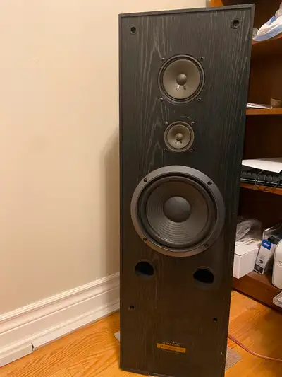 Only 1 speaker available Pioneer CS-J303B See pictures for condition (dings/scuffs near the bottom)...