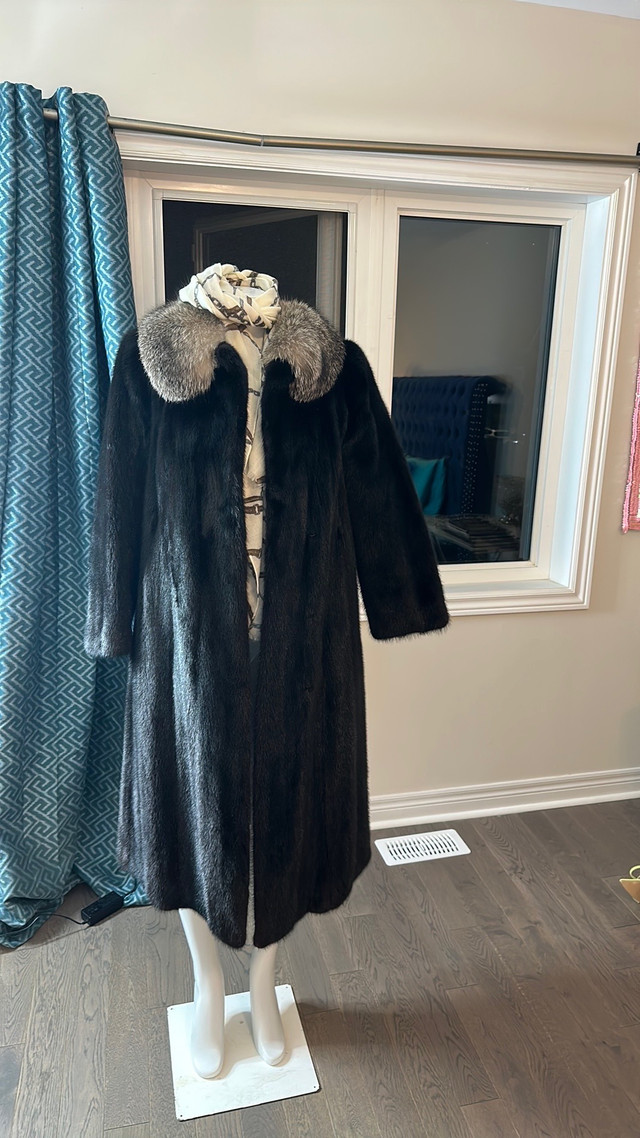 Ladies mink coat  in Women's - Tops & Outerwear in Mississauga / Peel Region