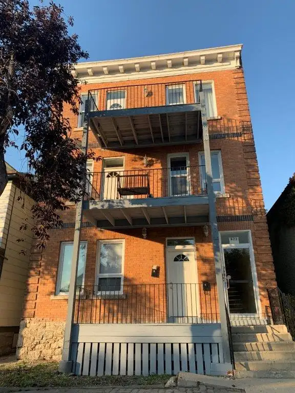 Large Renovated – 3 Bedroom