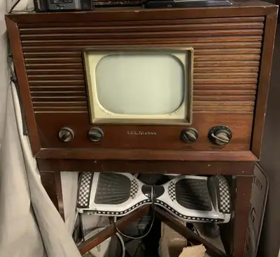 We are selling used Vintag RCA victor television 1920s Antenna Tv Model 8-T 243 RARE Power Test Only...