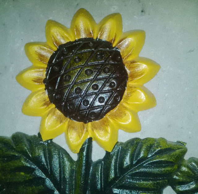 Cast Iron Sunflower key holder in Storage & Organization in Markham / York Region - Image 2