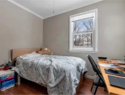 $750 PLUS utilities: 1 room available, July 1 to May 2026. - 5–10 min walk to McMaster! - Room is on...