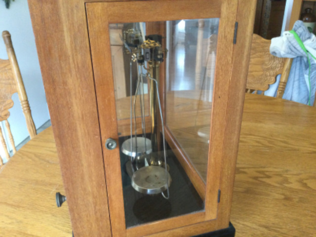 Antique balance scale in glass and wooden case in Arts & Collectibles in Kingston - Image 3
