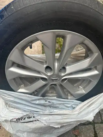 Nissan rogue 2015 summer tires with rims, only used for 2 summers. 225/60R17 99H Price is negotiable...
