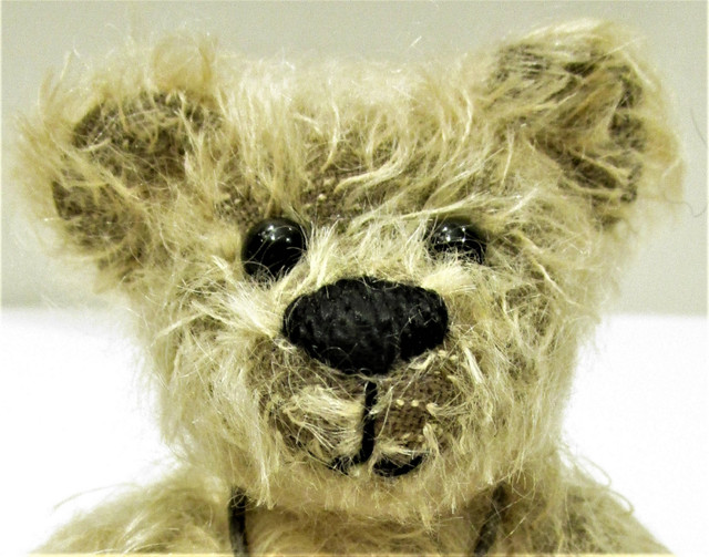 "BURTON", CANADIAN ARTIST, MOHAIR JOINTED BEAR (#117) in Arts & Collectibles in Hamilton - Image 2