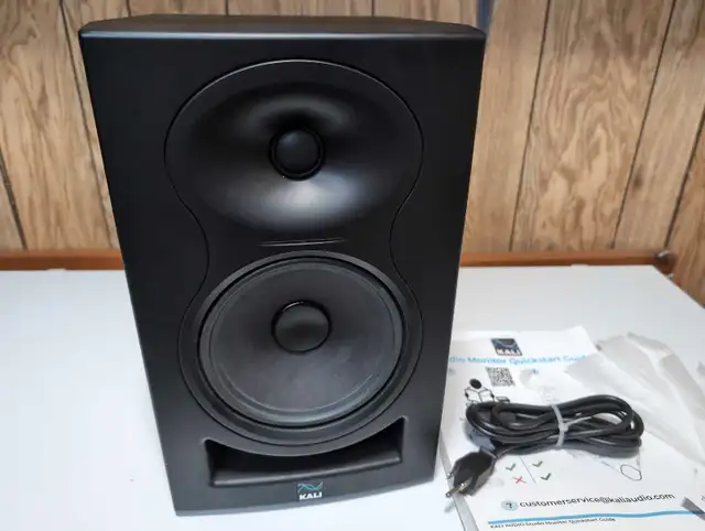 Pair of Kali LP-6 v2 studio monitors in Speakers in Edmonton - Image 2