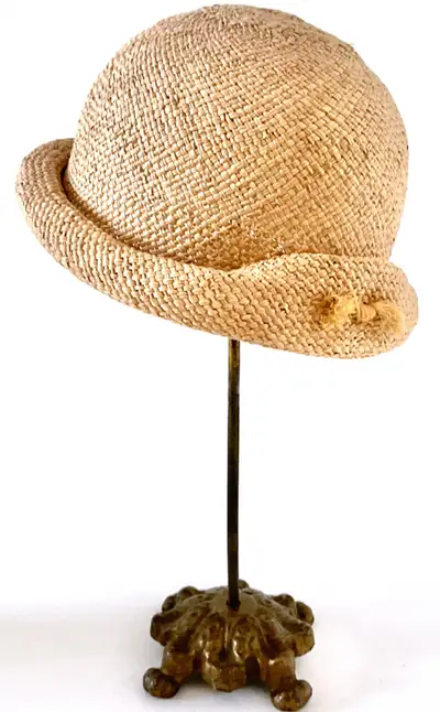 Antiquité circa1900 Magnifique présentoir à chapeau Fonte moulée, View more