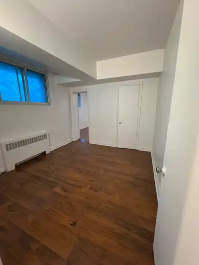 C.D.N / BIG 2.1/2 . CLEAN . HEATED. HOT WATER. FRIDGE. STOVE