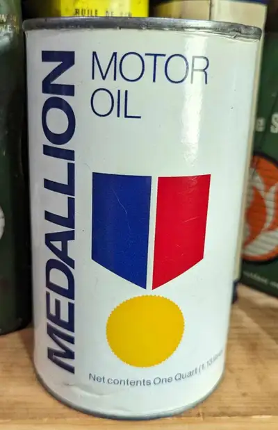 {INV#OC1078-MS-01} | Vintage GULF Medallion Motor Oil Imperial Quart Can. From Gulf Oil Canada Limit...