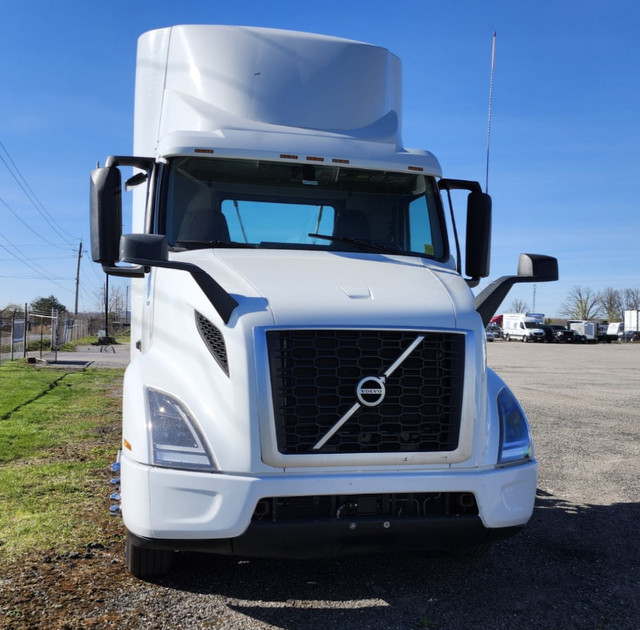 2019 Volvo VNR300-MAINTAINED BY VOLVO FROM NEW-Just Off Lease in Heavy Trucks in London - Image 2