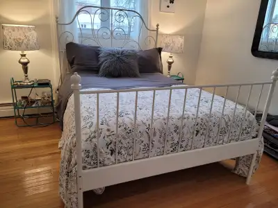 Lit double (54 po) blanc en métal, View more